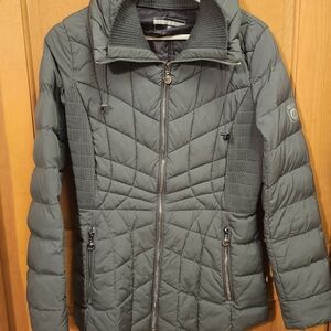 Bernardo Olive Green Quilted Packable Puffer Jacket with Ribbed Panels Small